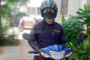 พนักงานส่งเอกสาร นั่งบนมอเตอร์ไซค์