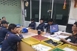 พนักงานส่งเอกสาร กำลังประชุมงาน